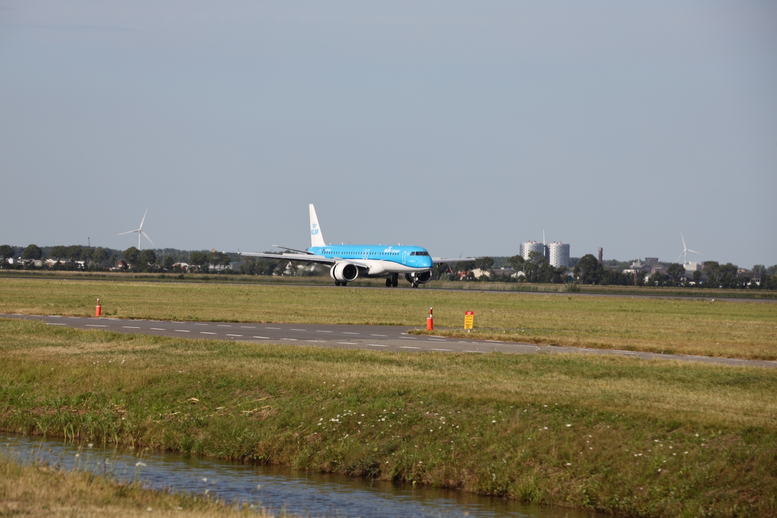 Preview KLM CITYHOPPER PH-NXA Embraer E195-E2 (2).JPG